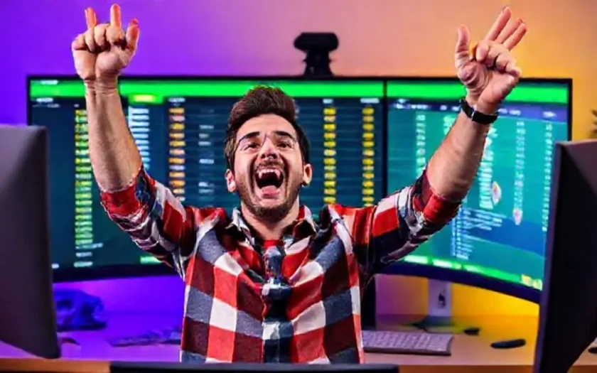 Pessoa celebrando vitória em apostas esportivas no computador